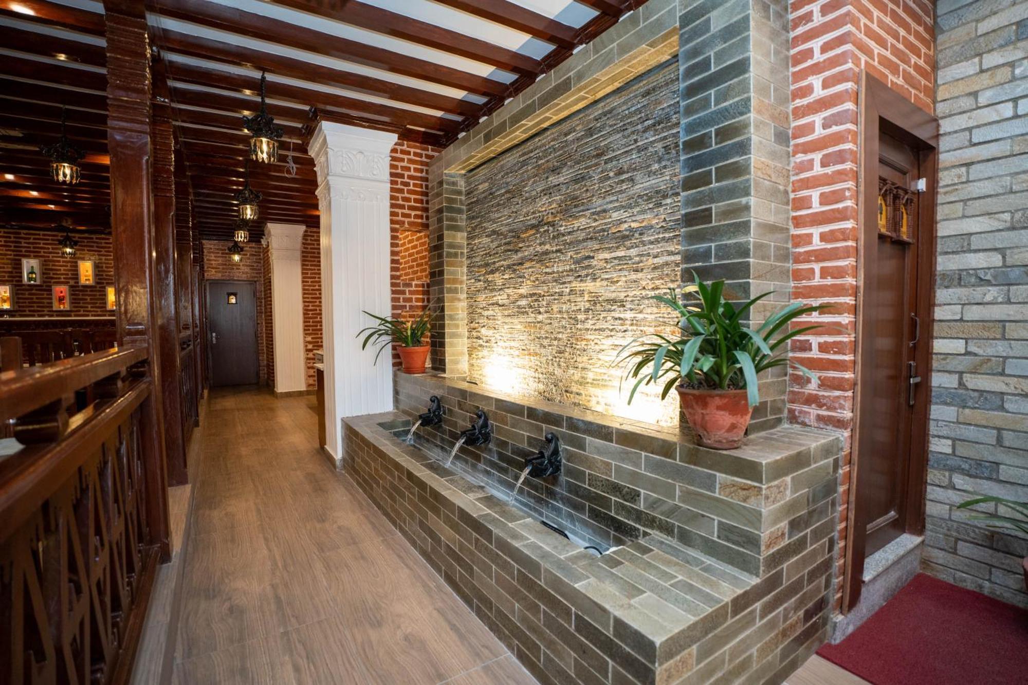 Airport Himalaya Boutique Hotel Kathmandu Buitenkant foto